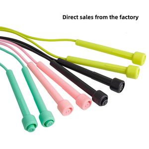 Corde à <span class=keywords><strong>sauter</strong></span> à <span class=keywords><strong>induction</strong></span> en PVC réglable de haute qualité équipement sportif d'entraînement de fitness intérieur intelligent pour étudiants enfants usage domestique - Product Image 2