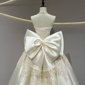 JFH56 Vestido de Novia Moderno de Satén Largo sin Tirantes con Corte en A, Apliques Florales de Cristal, Espalda con Cordones y Cola Capilla - Product Image 4
