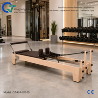 Reformer de Pilates pliable en bois d'érable brun foncé avec barre en bois massif et support de rangement pour salles de sport commerciales