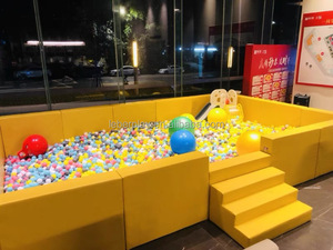 Équipement de jeu intérieur écologique en bois et plastique pour tout-petits, avec piscine à balles et balles confortables - Product Image 4