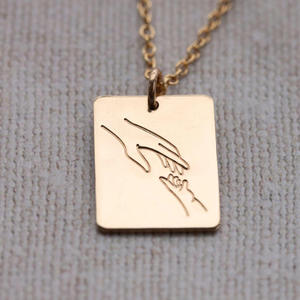 Collier personnalisé gravé <span class=keywords><strong>Maman</strong></span> et enfant tenant la main, résistant à l'eau et à la transpiration, en acier inoxydable, cadeau pour la mère - Product Image 3
