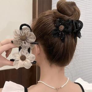 مشابك شعر بلاستيكية بالجملة على شكل سمكة القرش مع شبكة دانتيل وزهور كريستالية لتسريحات الشعر العالية وإكسسوارات الشعر النسائية العصرية - Product Image 3