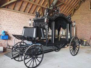 Carroza Fúnebre Eléctrica de Lujo con Ataúd de Cristal de Color Personalizado para Venta al por Mayor a Funerarias Globales - Product Image 3