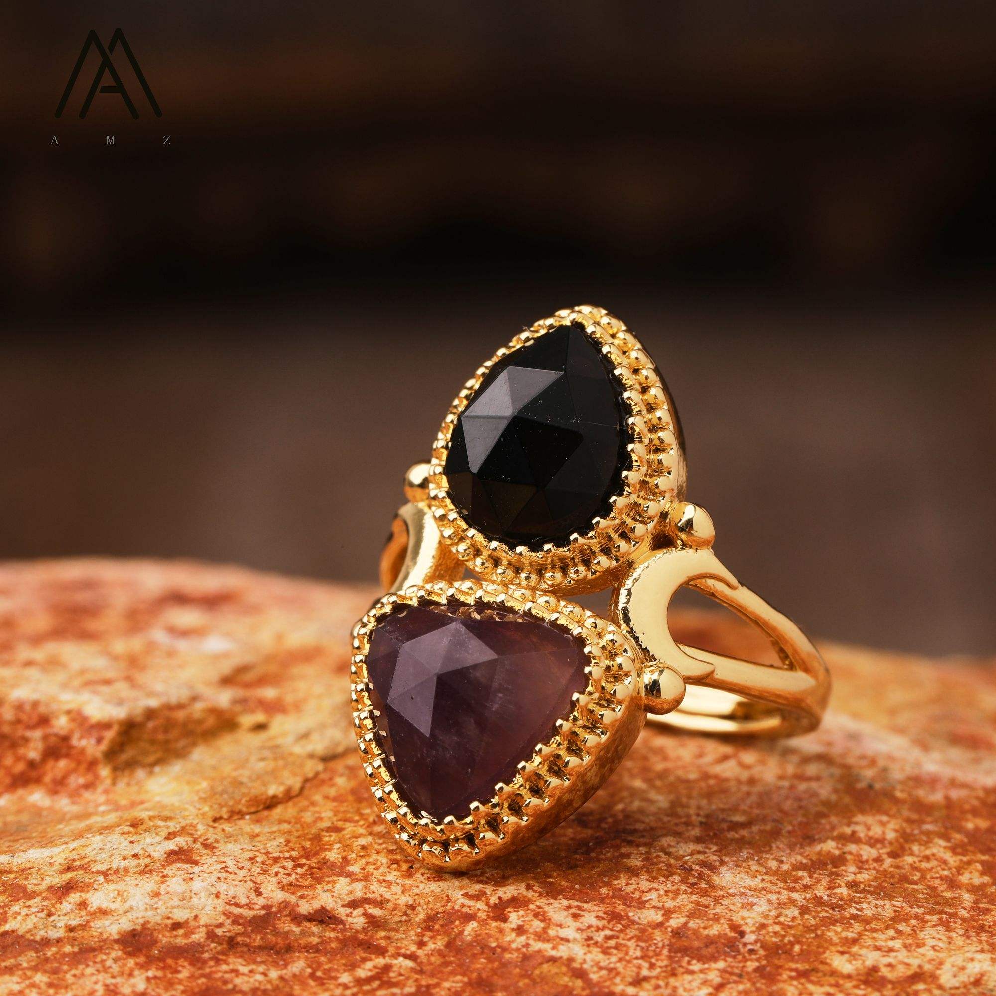 Anillo de oro con ágata negra