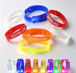 Bracelet moderne personnalisé avec logo imprimé en sérigraphie sur TPU transparent, éclairage LED coloré, avec 3 piles LR41 pour les fêtes et les spectacles en direct - Product Image 1