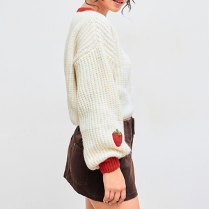 เสื้อสเวตเตอร์ผู้หญิงแบบถักลายสตรอว์เบอร์รี่ คอทรงกลม แต่งขอบตัดสี พร้อมปักโลโก้ตามสั่ง - Product Image 3