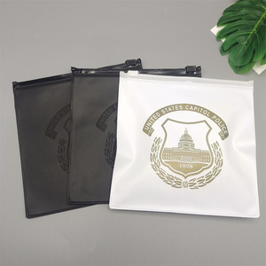 Sacs à fermeture éclair en PVC noir et blanc de haute qualité, personnalisés pour accessoires et vêtements. Ajoutez votre logo sur eux. - Product Image 1