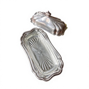 Beurrier en argent avec couvercle, design rectangulaire classique, artisanal, en métal poli, vaisselle écologique, plateau de service pour beurre et couvercle - Product Image 1