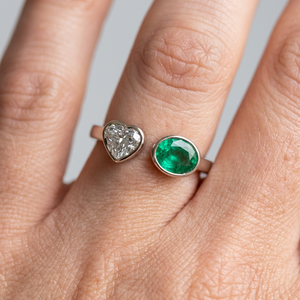 Bague de luxe chrétienne Toi-et-Moi en or 14 carats avec émeraude de laboratoire et diamant de laboratoire en forme de cœur sertis clos, bijoux fins - Product Image 1