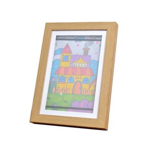 Cadre <span class=keywords><strong>en</strong></span> bois à ouverture rabattable pour dessins d'enfants et certificats - Affichage de bureau format A4 avec fermeture magnétique, finition naturelle - Product Image 4