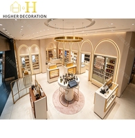 Vitrine de présentation de parfums de luxe sur mesure avec cadre doré multicouche et éclairage pour centre commercial et boutique de parfums
