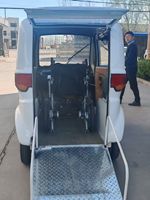 Voiture fauteuil roulant électrique de luxe avec rampe intégrée et siège passager Véhicule à énergie nouvelle