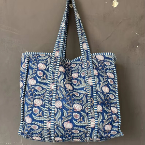 Bolso de Mano Acolchado de Algodón con Estampado de Bloques, Elegante Arte Textil Tradicional, Bolso de Hombro para Viajes y Compras - Product Image 1