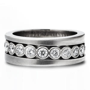 Anillo de Eternidad F813 en Oro Blanco con Diamantes de Corte Brillante Redondo en Canal, Anillo Fino Unisex para Boda - Product Image 6