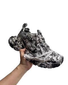 Zapatos Deportivos Cómodos para <span class=keywords><strong>Hombre</strong></span>, Talla 3XL Extra Me, Diseño Graffiti Blanco y Negro, Malla, Suela de Poliuretano y Goma, Transpirables, Estilo <span class=keywords><strong>Balenciaga</strong></span> - Product Image 1
