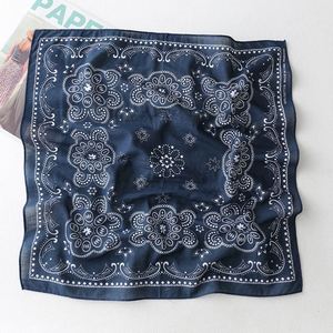 Écharpe imprimée pour femme, motifs audacieux et colorés, tombé fluide et doux, idéale pour offrir ou pour usage personnel - Product Image 1