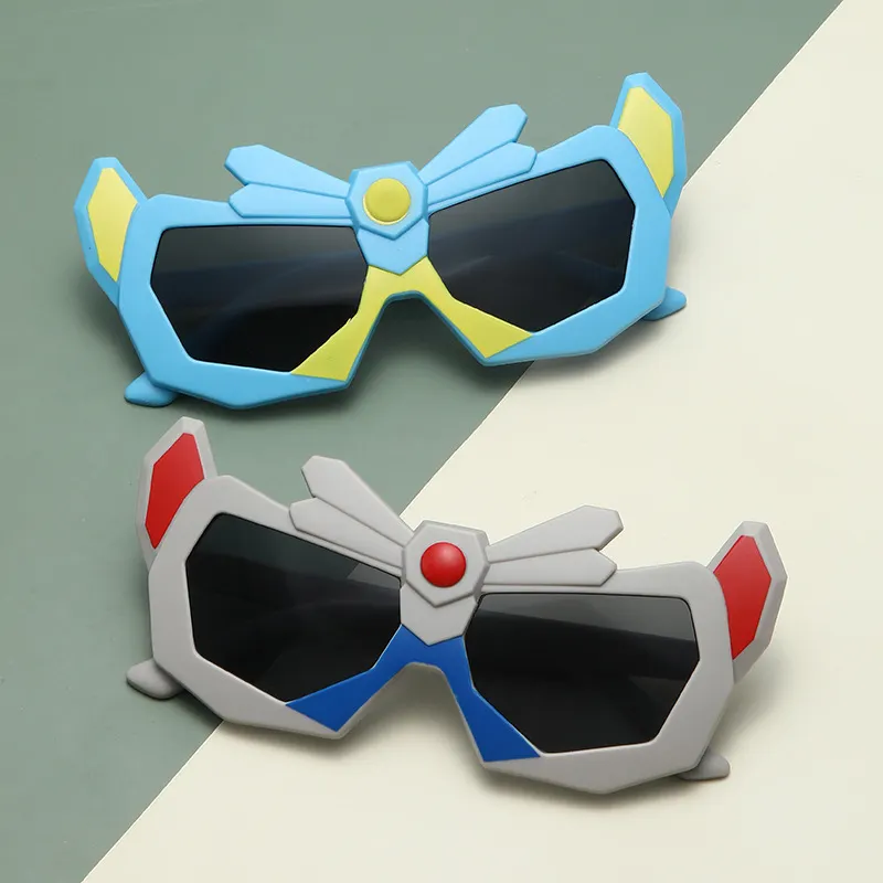 Anime robot Iron Man niños gafas de sol niños cumpleaños celebración gafas lindo viento sombra protección ocular gafas de sol