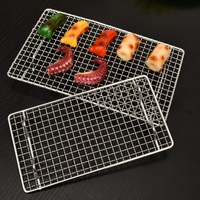 Grille de barbecue rectangulaire en acier inoxydable 304 de haute qualité, style japonais, en fil ondulé avec pieds pour le camping en extérieur