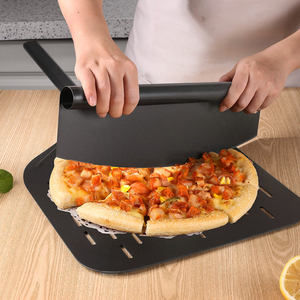 Juego <span class=keywords><strong>de</strong></span> cáscara <span class=keywords><strong>de</strong></span> pizza <span class=keywords><strong>de</strong></span> aluminio para hornear más vendido <span class=keywords><strong>de</strong></span> Manjia con cortador Rocker Paddle <span class=keywords><strong>pala</strong></span> giratoria redonda dura perforada - Product Image 3