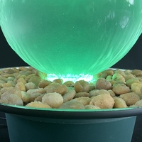 Fontaine d'eau de boule de sphère creuse acrylique de Offre Spéciale d'usine avec la cascade de boule de verre de base avec la lumière menée par RVB