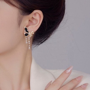 Boucles d'oreilles d'été haut de gamme, style luxe léger, asymétriques, en cuivre plaqué or, avec pendentif papillon en diamant et géométrique - Product Image 5