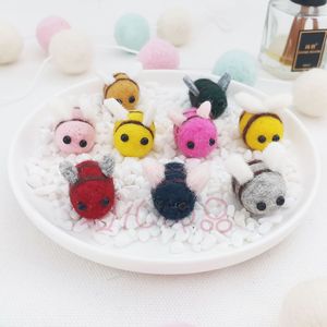 Décor de Noël jaune laine feutre abeille boule Mini mignon bourdon 30 pièces jaune laine feutre abeille pour la maison scène fêtes d'anniversaire - Product Image 6