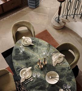 Mesa de comedor de mármol verde de mediados de siglo, con pedestal de madera estriada y base de metal bronce, para decoración de comedor de villas de alta gama. - Product Image 1