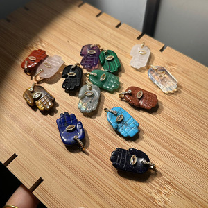 Pendentif main de Fatma en cristal de quartz naturel avec micro-pavé de CZ plaqué or 18 carats JF8421 - Product Image 3