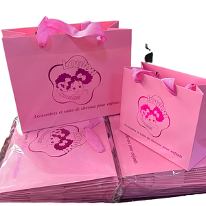 Mini <span class=keywords><strong>Sac</strong></span>-Cadeau en <span class=keywords><strong>Papier</strong></span> Personnalisé avec Dorure Brillante en Relief, Sacs Noirs Élégants Imprimés pour Femmes, pour Fêtes et Usage Artisanal Exclusif - Product Image 1