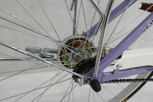 Vélo de ville pour <span class=keywords><strong>femme</strong></span>, 26 pouces, cadre en acier, vitesse unique, couleur violette, style princesse, classique et rétro. - Product Image 6