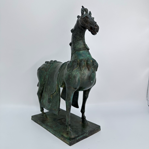 Scultura in metallo a forma di cavallo con sella in bronzo, con patina verde rame lucente che evoca un profondo senso di <span class=keywords><strong>storia</strong></span> - Product Image 3