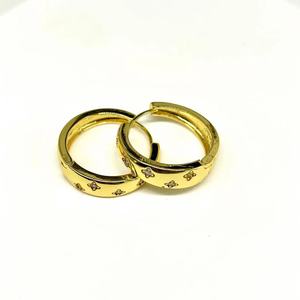 Pendientes de Aro Golden Star con Diamantes Engastados en Garra, Diseño Geométrico Minimalista para Uso Diario - Product Image 2