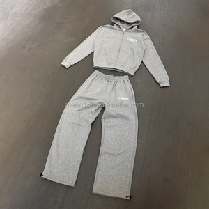 Ensemble de survêtement gris deux pièces pour homme en molleton bouclette, comprenant un sweat à capuche zippé personnalisé et un pantalon de jogging ample – Fabricant - Product Image 1