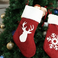 Grandes chaussettes de Noël rouge foncé avec bordure en fausse fourrure blanche, motifs sapin de Noël, tête de cerf, renne en course, flocon de neige