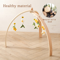 Portique d'activités triangulaire en bois transfrontalier avec pendentifs animaux en peluche pour nourrissons et nouveau-nés, stimulation multisensorielle
