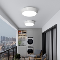 Plafonnier LED Tri-Proof Moderne IP65 18W, Luminaire Oyster, Lampe Extérieure Sportive en PC et ABS, Montage en Surface, Télécommandée