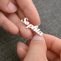 Broche Haute Couture personnalisée avec nom anglais, épingle de sûreté en acier inoxydable, design ajouré polyvalent
