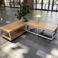 Banc d'extérieur commercial modulable en profilé aluminium avec assise en lattes de bois et jardinière intégrée pour espaces publics