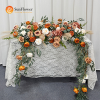 Décoration de table de mariage rétro automne : rangée de fleurs artificielles, roses caramel tombantes pour banquet