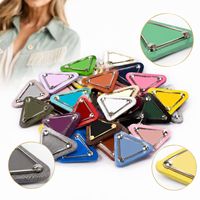 Breloque Métallique Personnalisée en Forme de Triangle avec Bordure en Cuir, Incrustation Émaillée, Triple Rivet, Breloques Métalliques de Designer