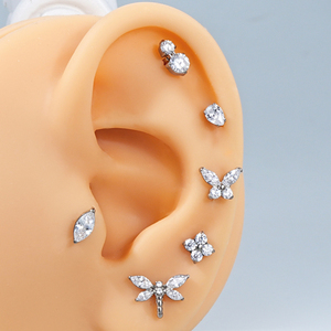 Anting-anting <span class=keywords><strong>titanium</strong></span> tanpa ulir Toposh ASTM F136 bentuk capung kupu-kupu untuk tindik tragus, conch, helix, daith, model tetesan air, perhiasan tubuh. - Product Image 2
