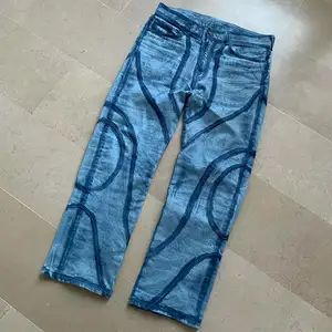 AeeDenim אופנתי ג'ינס הרן ג'ינס ג'ינס כחול יצרן שם היפ הופ ביגוד בעבודת יד ג'ינס עיצוב תווית עור לגברים