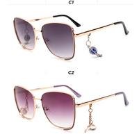 Lunettes de soleil de luxe 2026 avec pendentif, personnalisables avec logo, pour femmes, de marques célèbres, par fabricant designer, emballage haut de gamme, vente en gros