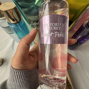 Parfum de marque original en gros, <span class=keywords><strong>fleur</strong></span> Velnet Petels <span class=keywords><strong>Victoria</strong></span> <span class=keywords><strong>Secret</strong></span>, vaporisateur pour le corps 250 ml et lotion 236 ml, ensemble pour femmes - Product Image 3