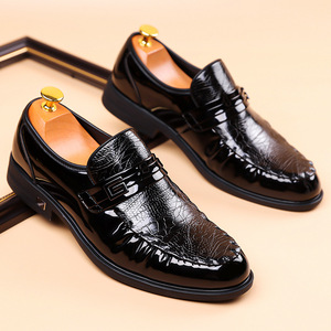 Mocasines de cuero charol para hombre, sin cordones, punta redonda, color liso, para todas las estaciones, zapatos casuales, ligeros, cómodos y a la moda. - Product Image 1