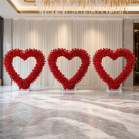 Arche de mariage en forme de cœur avec roses artificielles et structure en fer pour la décoration de fond de cérémonie