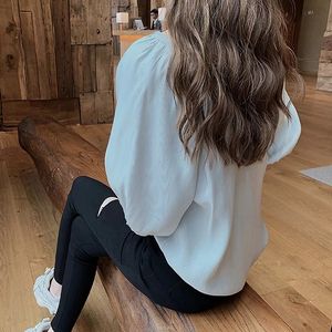 Camicette estive da donna camicetta Sexy a maniche a sbuffo Camicie da donna con <span class=keywords><strong>volant</strong></span> Top Streetwear coreano a V tinta unita <span class=keywords><strong>camicia</strong></span> ampia Casual - Product Image 4