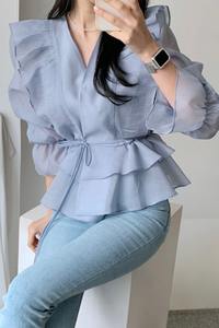 Blus Wanita Musim Semi dan Musim Panas Terbaru 2025 Kerah V Ikat Ruffle Lengan Melebar Warna Solid Fashion Manis Pelindung Sinar Matahari - Product Image 6