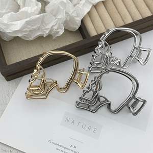 Grande pince à cheveux moderne en métal ajouré en forme de griffe de requin et de crâne décoratif pour filles, thème Halloween - Product Image 1