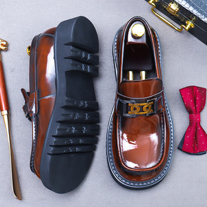 Chaussures habillées monobloc pour hommes, à large bord, en cuir brillant, style business décontracté, à semelle épaisse et large - Product Image 3